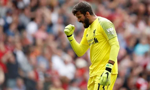 Van Dijk khẳng định Alisson chẳng 'ngồi chơi' trong khung thành