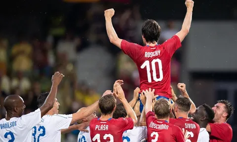 Van Persie, Fabregas tái hợp trong trận cầu tri ân Rosicky