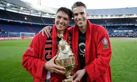 Van Persie ghi bàn ảo diệu giúp Feyenoord vô địch Hà Lan