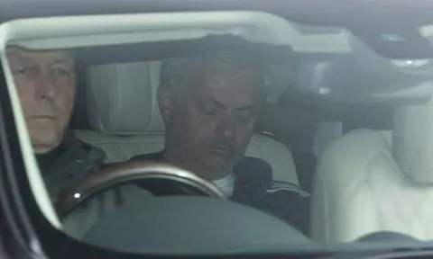 Vắt óc hạ Man City, Mourinho ngủ gà ngủ gật đến sân tập Man Utd