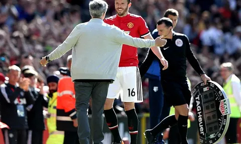 'Vẽ' cầu vồng tại Old Trafford, Carrick lập công đầu giúp Man United giành thắng lợi