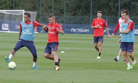 Verratti 'bở hơi tai' theo kèm Neymar trong buổi tập của PSG