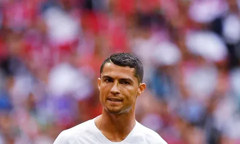Huyền thoại Lineker đáp trả hoàn hảo với nhận định 'Messi giỏi hơn Ronaldo'