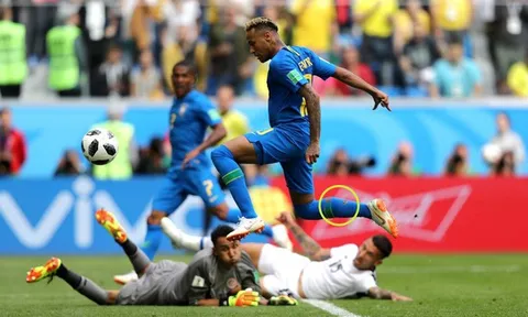 Vì sao Neymar xung trận với chiếc tất rách?