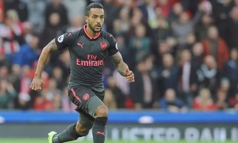 Vì sao Theo Walcott phải lập tức rời Arsenal