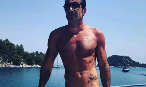 Vi vu Croatia, Figo không quên khoe body chuẩn mực trên du thuyền