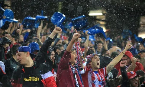 Vì sao CĐV Atletico tháo ghế mang về nhà?