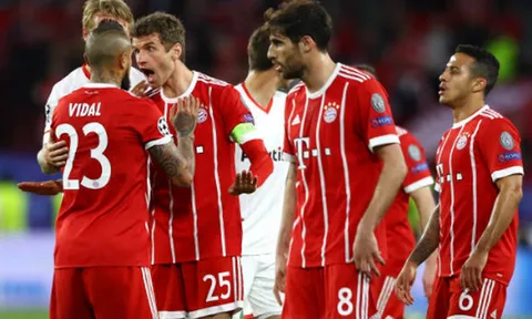 Vidal 'thèm' thẻ đỏ, Muller lớn tiếng dạy bảo