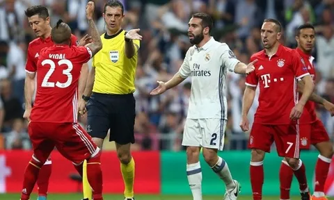 Trọng tài 'chôn vùi' Bayern: Viktor Kassai & Quá khứ bất hảo