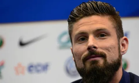 Với tuyển Pháp, Giroud là một cầu thủ rất khác