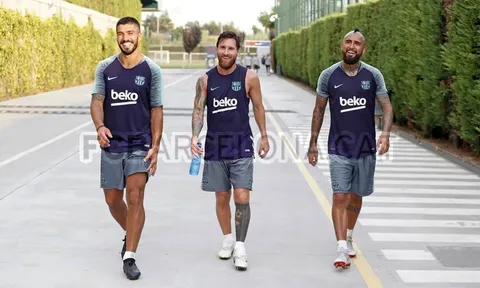Vừa cập bến Barca, Vidal ngay lập tức 'chào hỏi' Messi, Suarez
