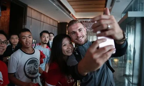 Vừa đặt chân đến Hong Kong, Liverpool đã được fan đón tiếp hùng hậu