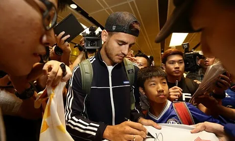 Vừa đặt chân tới Singapore, Morata bị fan cuồng vây kín