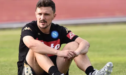 Vừa đến Napoli, tân binh ngay lập tức lao vào 'đạp xe'