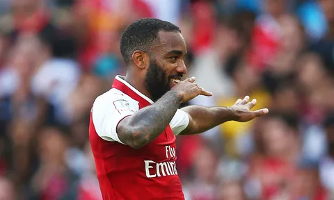 Vừa lập công, Lacazette đã dính ngay chấn thương