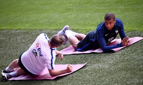 Vừa lên tuyển, Kylian Mbappe đã gặp vận đen