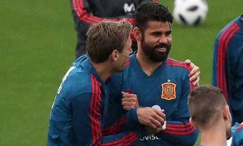 Vừa lên tuyển Monreal đã đến 'làm thân" với Diego Costa