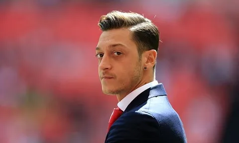 Vừa nâng Cúp, Wenger đã báo tin buồn cho CĐV Arsenal