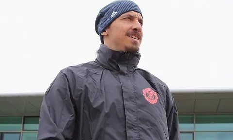 Vừa phẫu thuật xong, Ibrahimovic nhận "cú hích" từ Man Utd