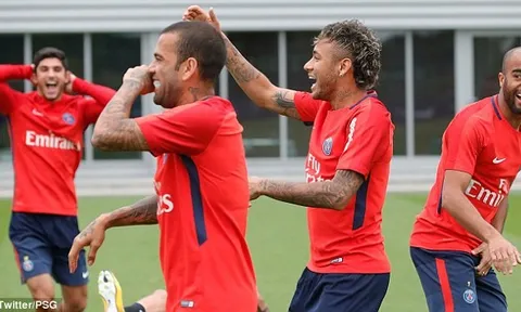 Vừa ra mắt PSG, Neymar liền xỏ giày ra sân tập
