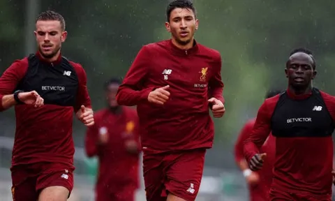 Vừa tới Đức, Liverpool đã vội 'đội mưa' lao vào tập luyện