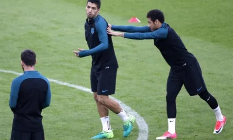 Vừa tới Juventus Arena, Suarez và Neymar đã lao vào 'ẩu đả'