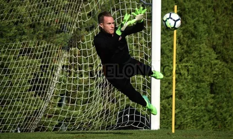 Vừa trở lại Barca, Stegen đã bay lượn như chim