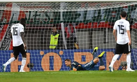 Vừa trở lại, Manuel Neuer bất lực nhìn đội bóng bị đánh bại