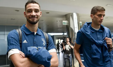 Vừa xong hợp đồng, De Sciglio đã tức tốc bay sang Mỹ hội quân Juventus