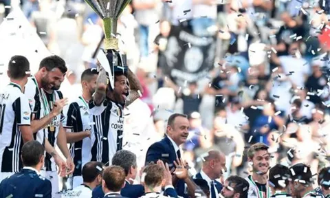 Vùi dập Crotone, tiệc lên ngôi của Juve càng thêm vui