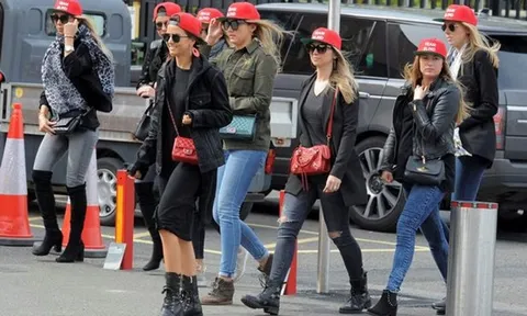 Dàn chân dài đến Old Trafford cổ vũ hậu vệ MU