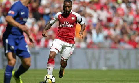 Walcott trầm trồ với tài năng của Lacazette