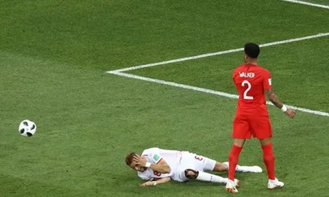 'Walker nên bị đuổi khỏi sân'