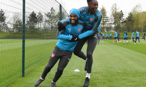 Welbeck và Lacazette dính nhau không rời trên sân tập của Arsenal