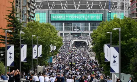 Wembey 'kẹt xe' trước giờ Derby London