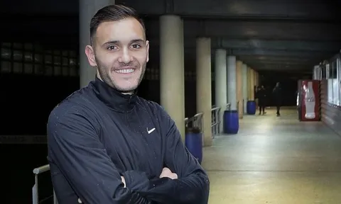 Wenger "bật đèn xanh", Lucas Perez được giải thoát