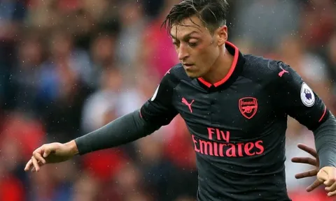 Wenger bênh vực Ozil sau màn trình diễn thảm hại
