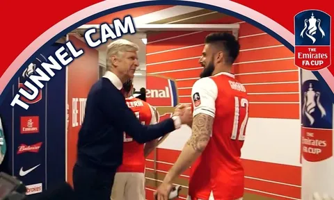 Wenger đã ăn mừng thế nào trong đường hầm tại Wembley