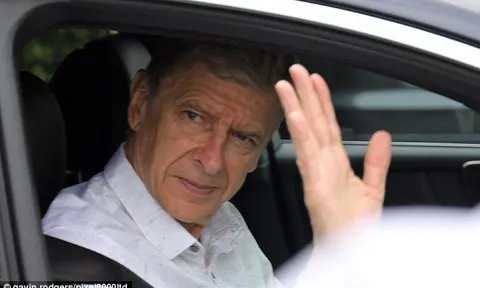 Wenger dọn xong đồ, có khoảnh khắc cuối ở Arsenal