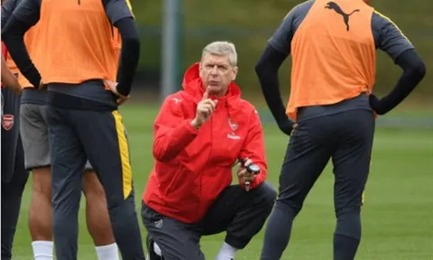 Wenger đứng ngồi không yên trước thềm Derby London