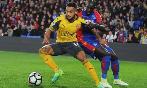 Wenger giận dữ vì học trò "phát biểu ngu ngốc"