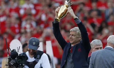 Wenger giương cao cúp Premier League ở trận cuối dẫn dắt Arsenal