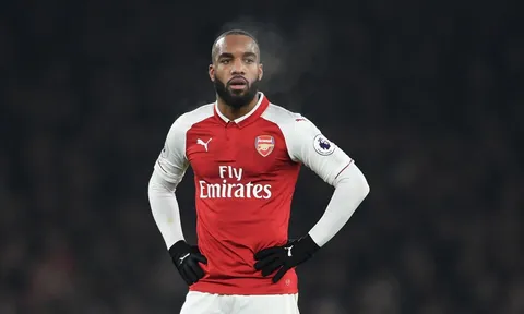 Lacazette tái xuất: Wenger có giải quyết được vấn đề?