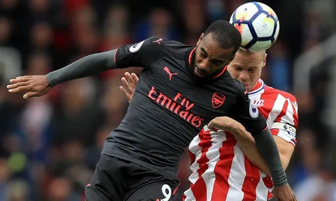 Wenger lên tiếng đòi công bằng cho Lacazette