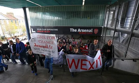 Muôn kiểu biểu tình của CĐV Arsenal đòi sa thải Wenger