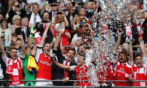 Wenger úp mở tương lai, người Arsenal sốt ruột
