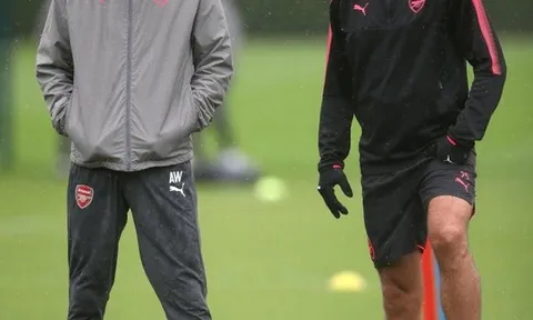 Wenger và Pires đội mưa, động viên học trò vượt khó trước Atletico