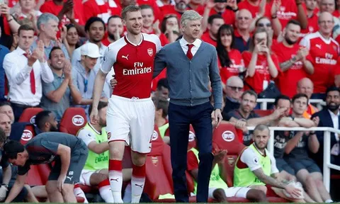 HLV Wenger vẫn còn lưu luyến trước giờ chia tay