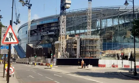 White Hart Lane chưa sẵn sàng, Tottenham phải tiếp tục thuê sân