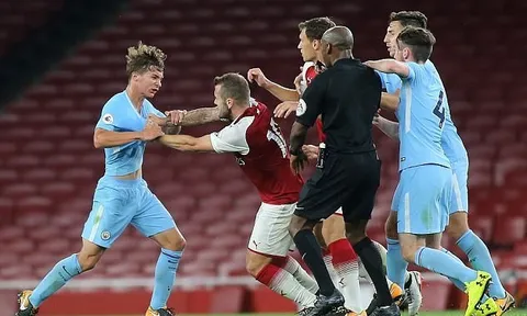 Đánh hai cầu thủ trẻ Man City, Wilshere đối mặt tương lai bất ổn